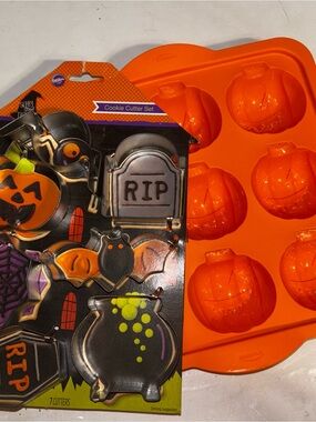 Wilton Halloween Cookie Cutter Set with Trudeau Orange Pumpkin Silicone Mold